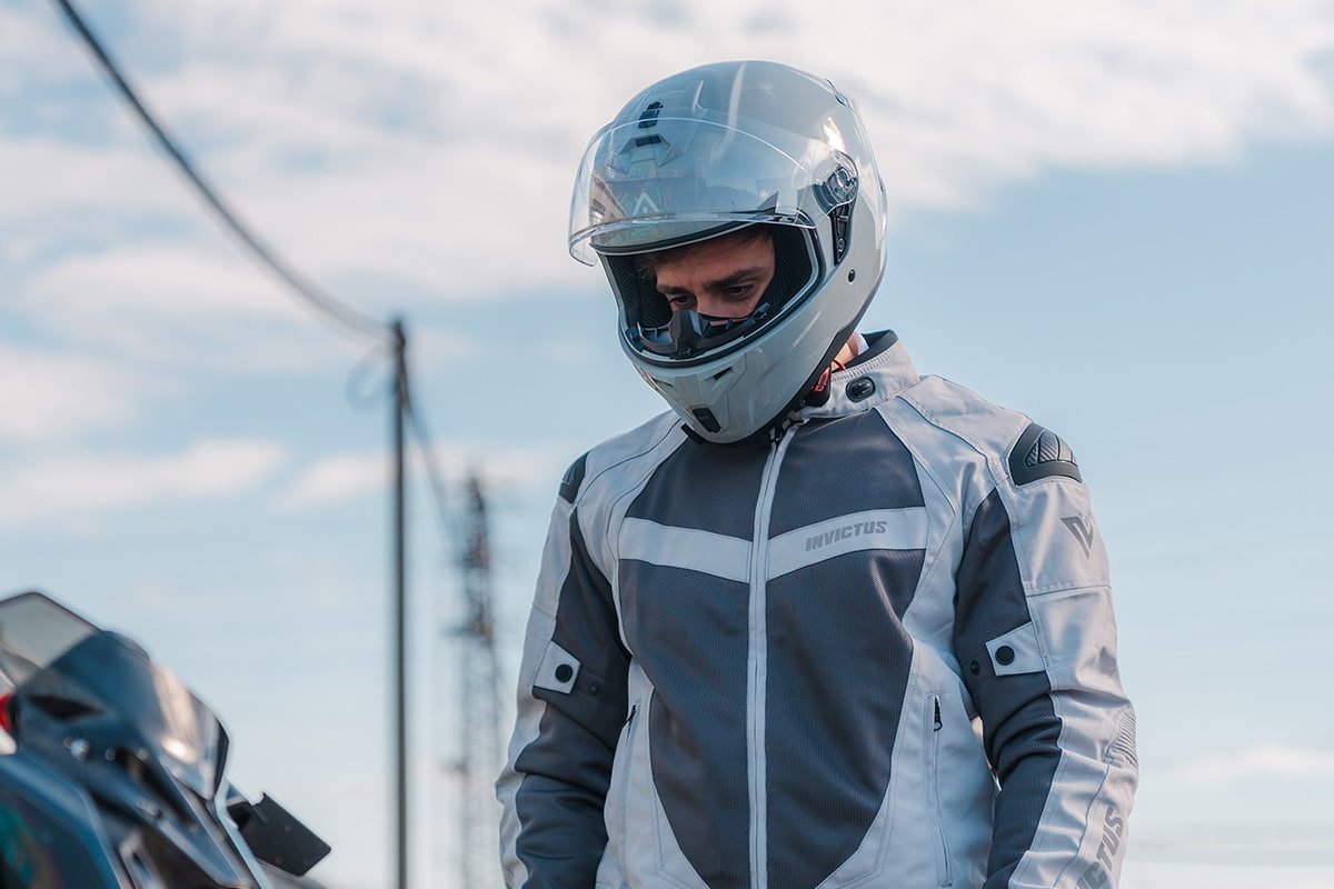 Cómo elegir una chaqueta de moto con protecciones para el carnet A2