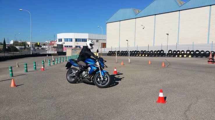 Moto de autoescuela en practicas de circuito